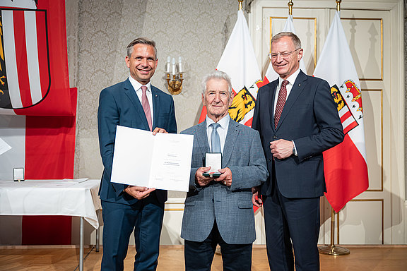 Humanitätsmedaille_Josef_Schinagl_Foto_Land_OÖ.jpg  